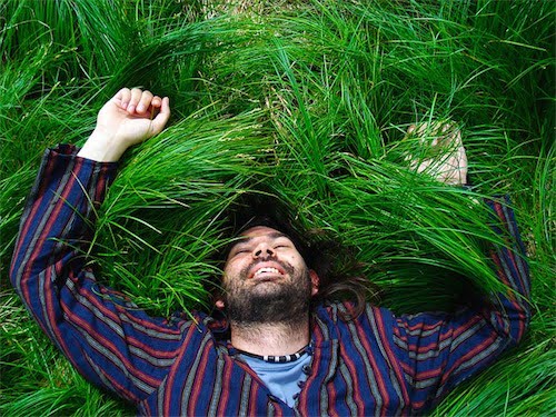 草むらに寝転ぶ男性